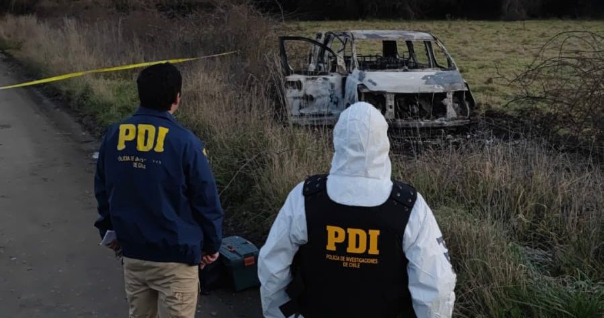 Furgón quemado durante ataque incendiario en Río Bueno