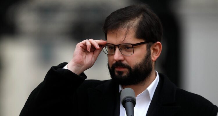 Boric traspasa primera competencia desde Presidencia a las regiones durante su gobierno