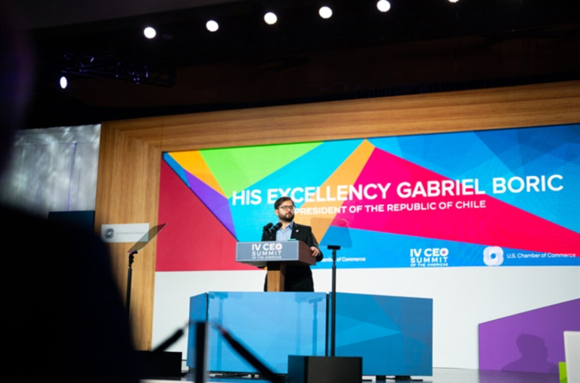 Gabriel Boric da su discurso en la Cumbre de las Américas.