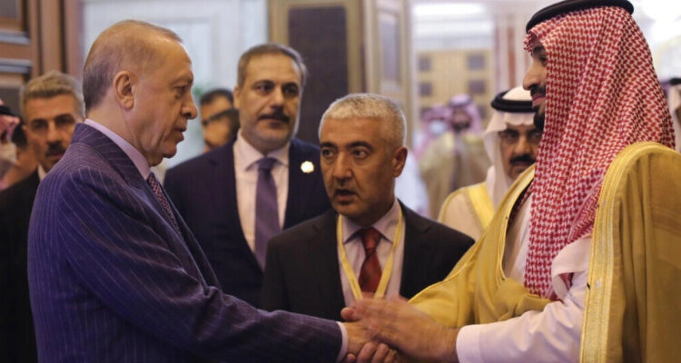 Gobernante de Arabia Saudita visita Turquía por primera vez desde asesinato de periodista Khashoggi