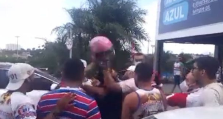 Hinchas agreden a jugador de Fortaleza.