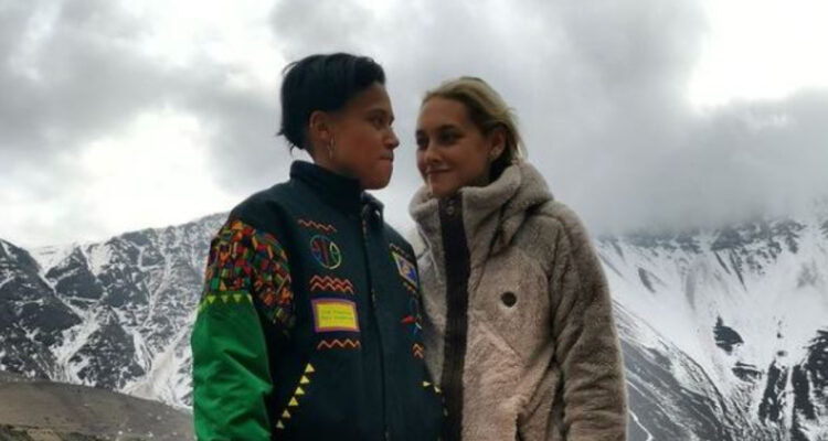 La periodista Grace Lazcano mira con una sonrisa a su esposa Fernanda Pinilla.