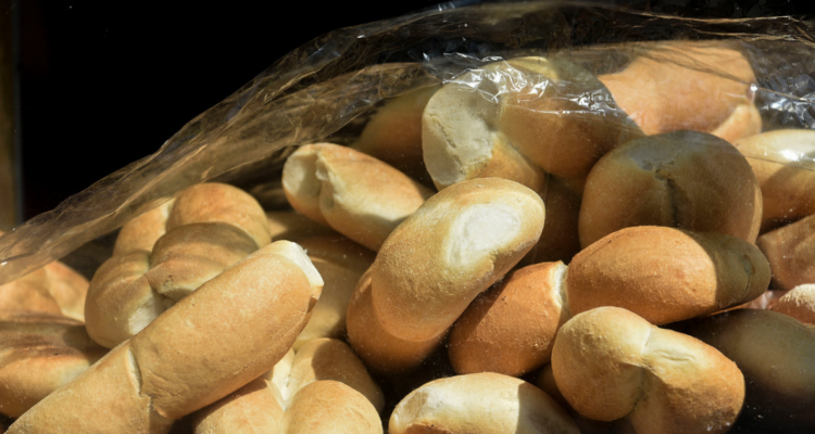 Pan a la venta en mostrador.