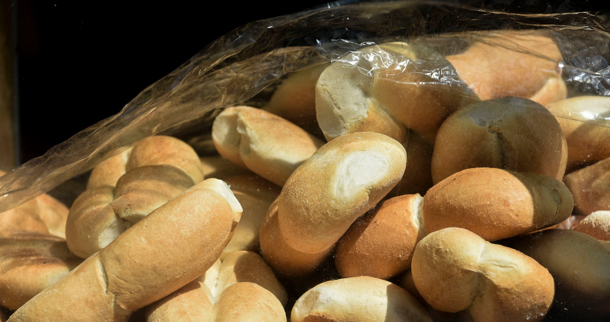 Pan a la venta en mostrador.