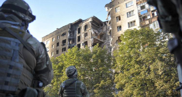 Soldados recorriendo edificios devastados por la guerra