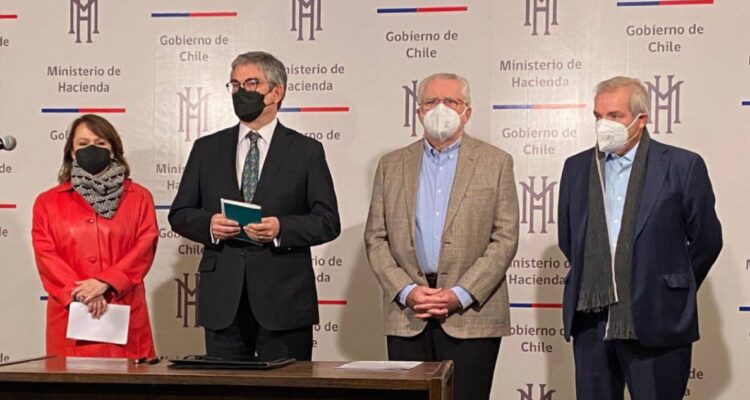 Gobierno reitera que no “estrujará” a Codelco y presenta plan para reinvertir utilidades de estatal