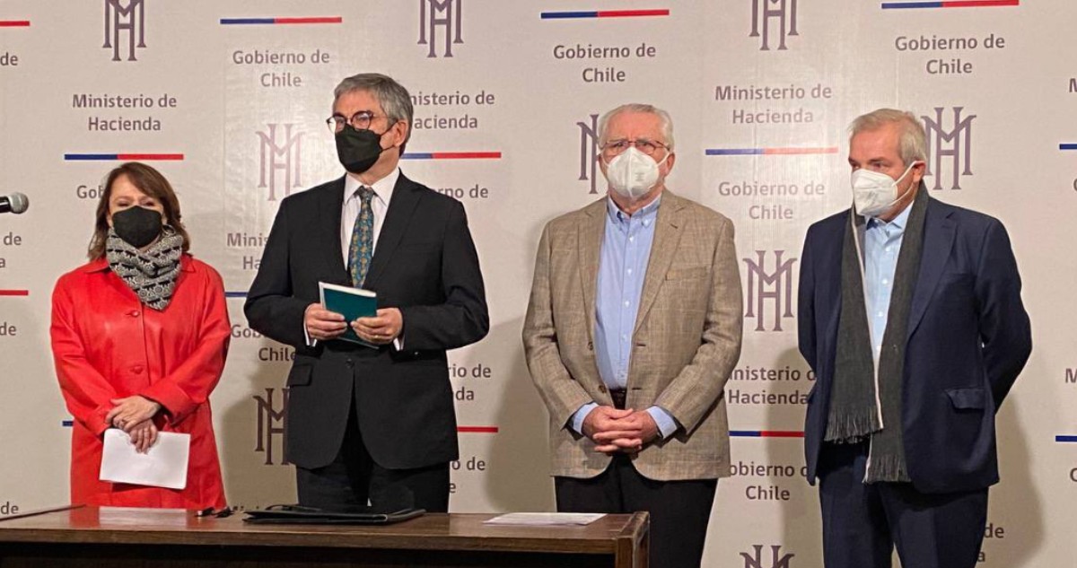 Gobierno reitera que no “estrujará” a Codelco y presenta plan para reinvertir utilidades de estatal
