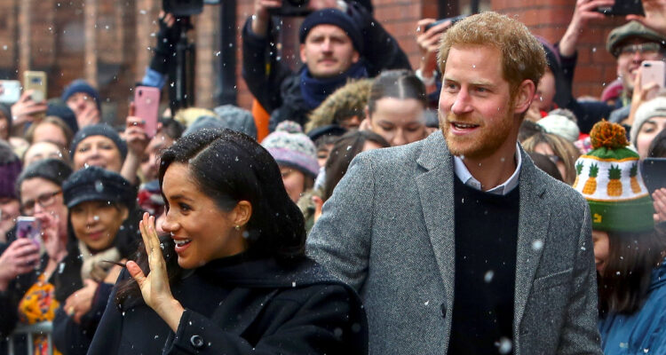 Los duques de Sussex, Harry y Meghan Clarke, saludan a la multitud en una calle de inglaterra. Ambos llegaron a Europa donde celebran el Jubileo de la Reina Isabel.