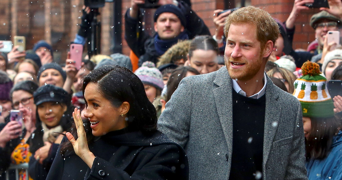 Los duques de Sussex, Harry y Meghan Clarke, saludan a la multitud en una calle de inglaterra. Ambos llegaron a Europa donde celebran el Jubileo de la Reina Isabel.