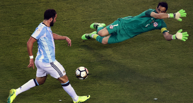 Higuaín y su error frente a Bravo en la Copa Centenario.