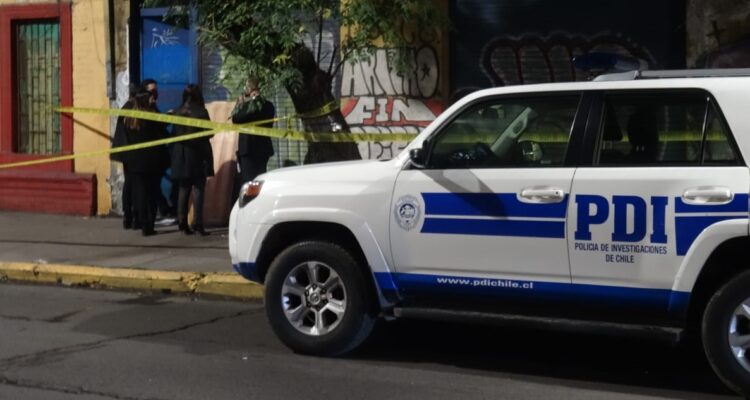 Hombre es asesinado mientras compartía en la vía pública en Recoleta: hay otros dos heridos