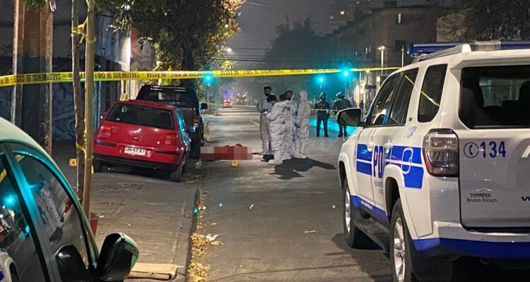 Hombre muere apuñalado mientras comía en un restaurante del barrio Franklin en Santiago