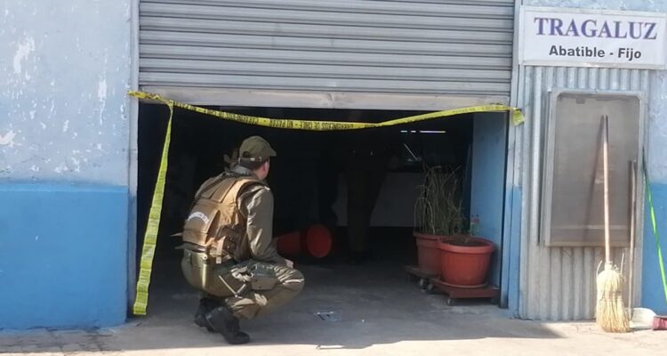 Hombre muere acribillado mientras se escondía de individuos en hojalatería de Santiago