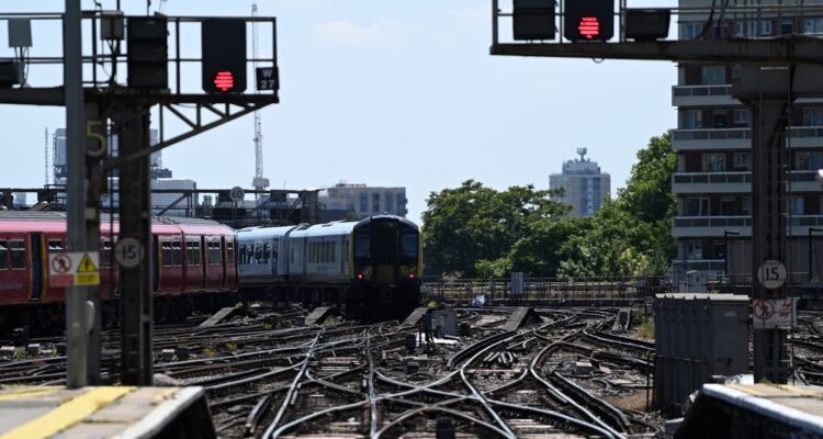 Histórica huelga ferroviaria amenaza con sembrar el caos en Reino Unido: es la mayor desde 1989