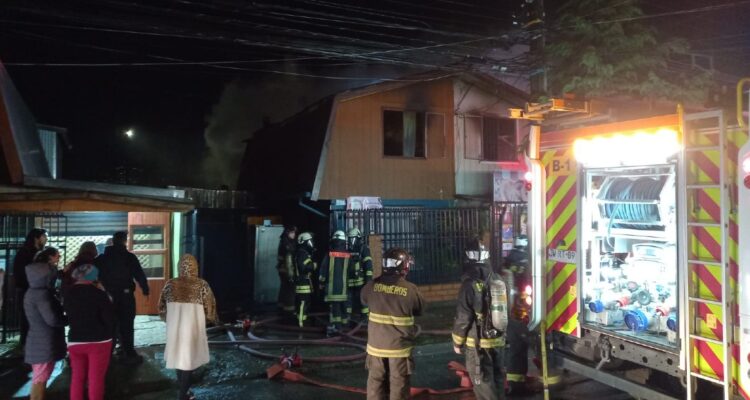 Incendio dañó tres viviendas en Los Ángeles y dejó a una persona con lesiones