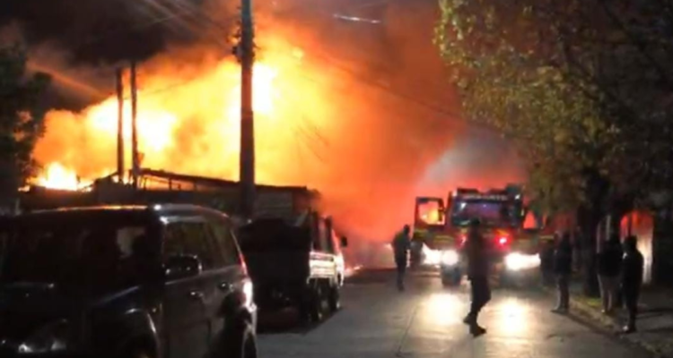 incendio afecta dos viviendas en chillán