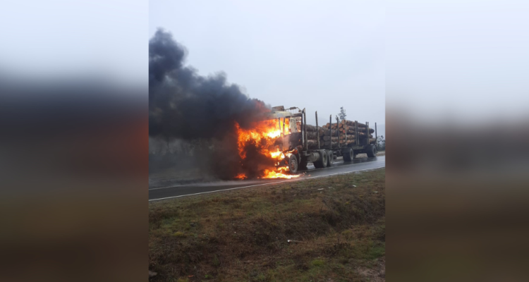 Investigan intencionalidad en incendio que destruyó camión en Curanilahue.