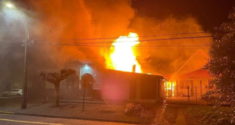 Incendio consume un restaurante y una oficina de Tur Bus en Curacautín.