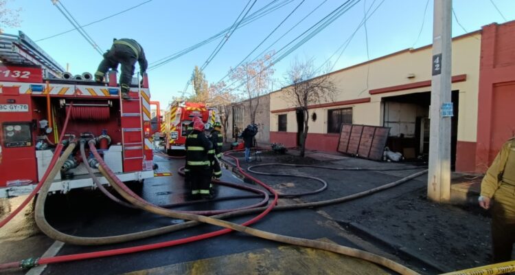 Bomberos controlan dos incendios en la capital: en uno de ellos murió una persona de 83 años