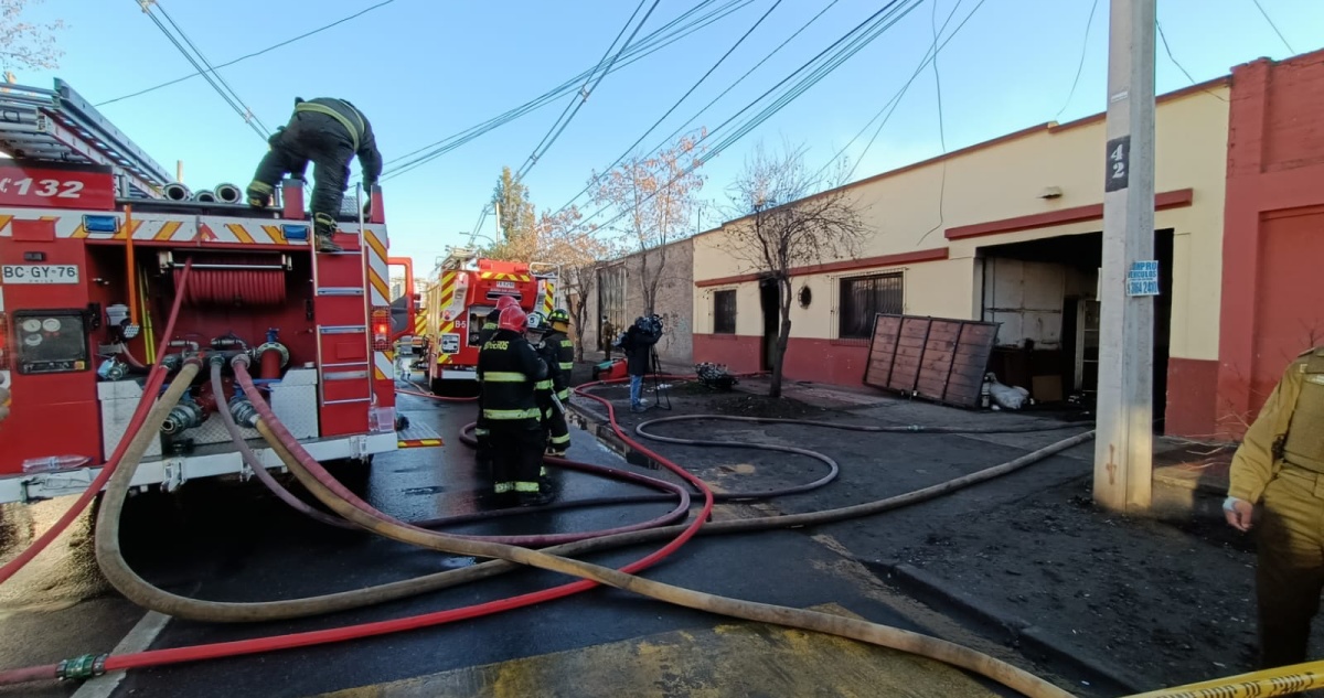 Bomberos controlan dos incendios en la capital: en uno de ellos murió una persona de 83 años