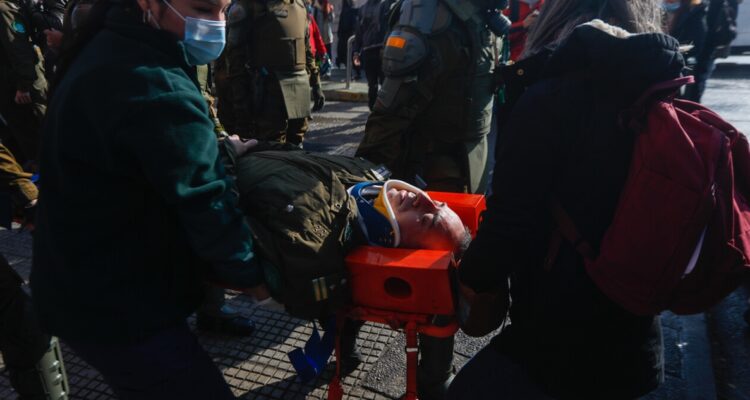 Incidentes en Santiago dejan al menos dos carabineros lesionados en paralelo a cuenta pública