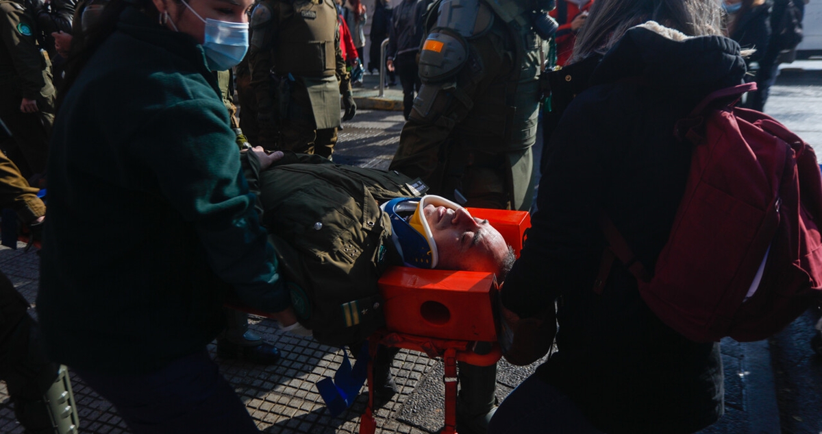 Incidentes en Santiago dejan al menos dos carabineros lesionados en paralelo a cuenta pública