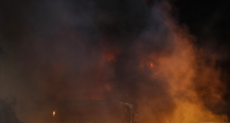 Grupo armado incendia furgón de trabajadores de central hidroeléctrica en Río Bueno