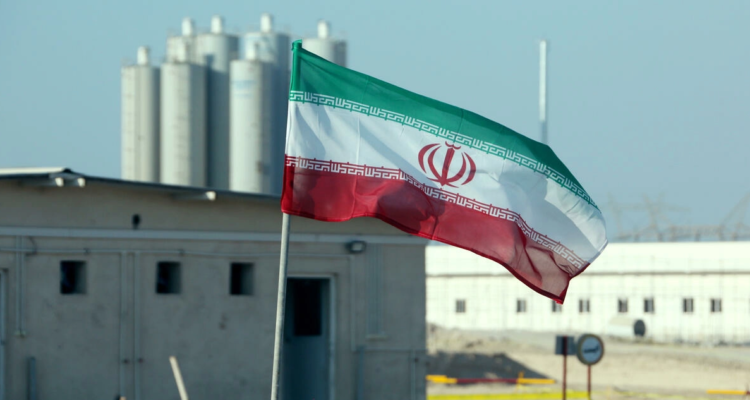 Una bandera iraní en instalaciones nucleares.