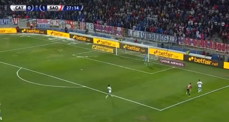 Hinchas lapidan a Mauricio Isla tras error en gol de Sao Paul.