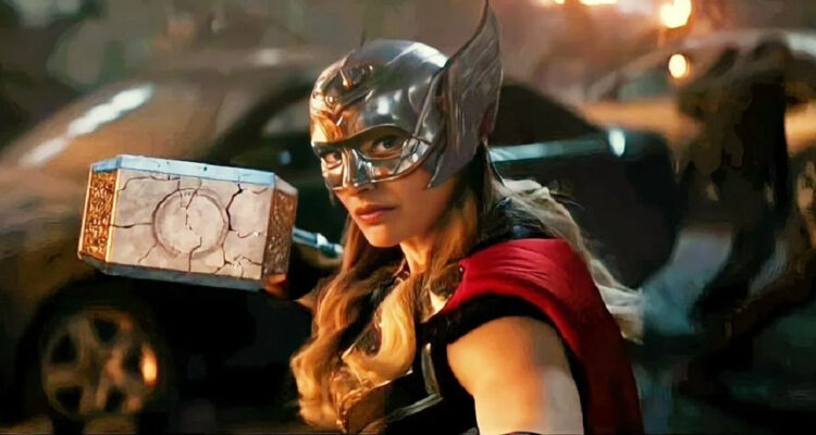 Jane Foster sostiene el Mjölnir en el tráiler de Thor: Love And Thunder.