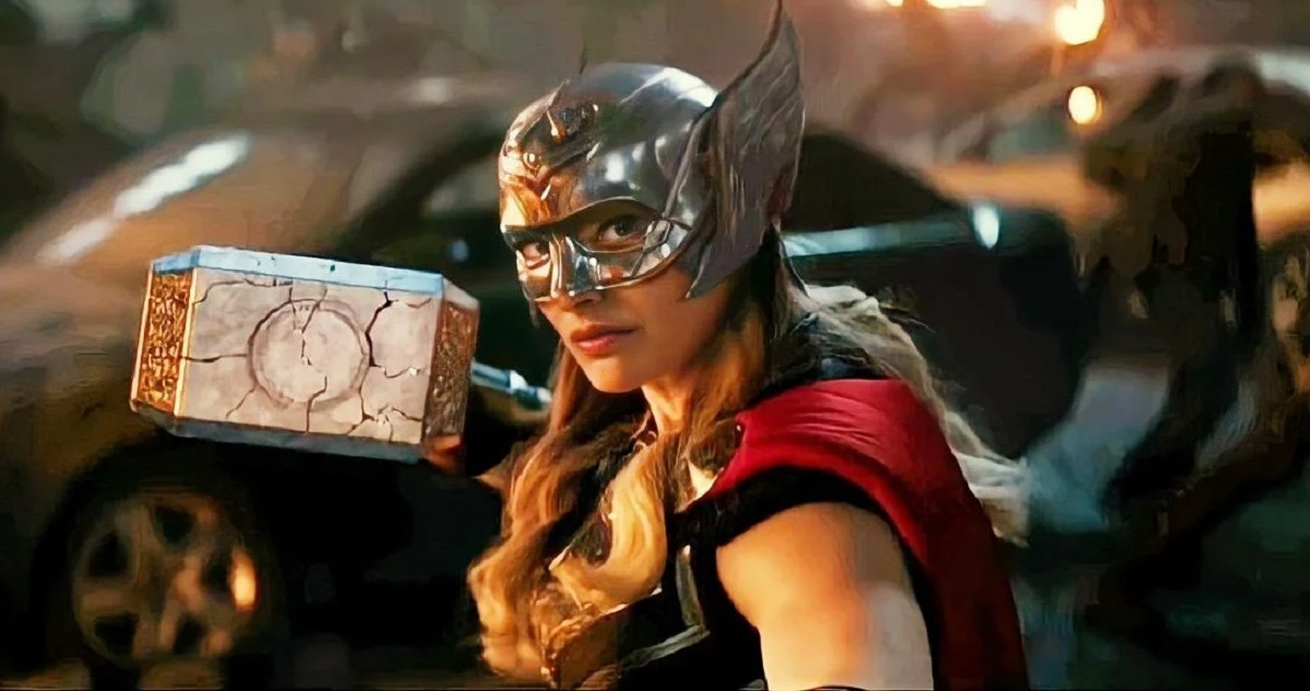 Jane Foster sostiene el Mjölnir en el tráiler de Thor: Love And Thunder.