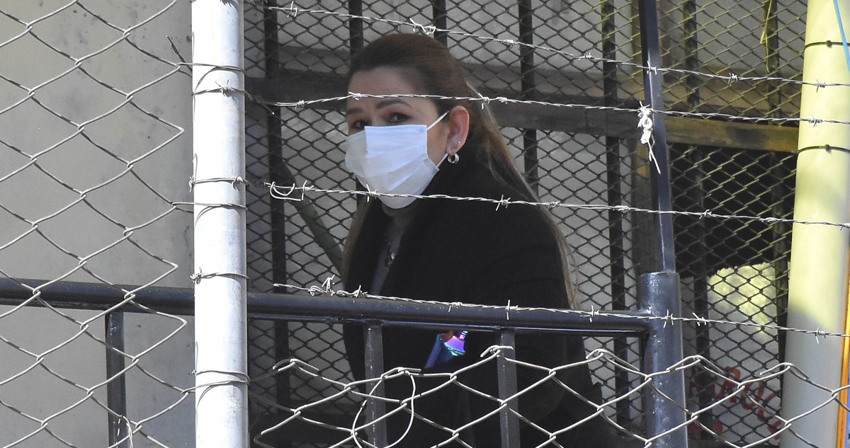 La expresidenta interina de Bolivia Jeanine Áñez camina en la cárcel de Mujeres de Miraflores, donde está en detención preventiva desde hace más de un año.