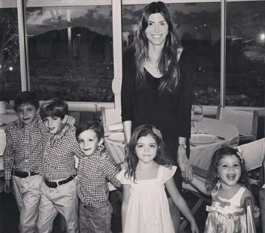 Jennifer Dulos y sus cinco hijos