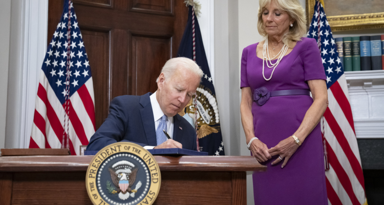 Joe Biden firmando la nueva ley que regula las armas de fuego en EEUU.