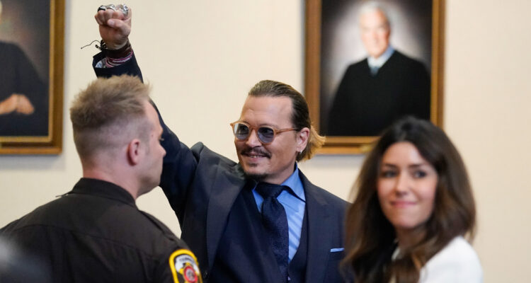 El actor Johnny Depp celebra en el ùltimo día el juicio contra Amber Heard.