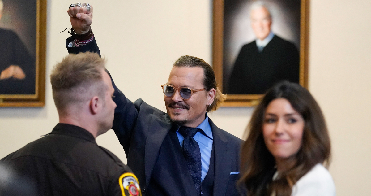 El actor Johnny Depp celebra en el ùltimo día el juicio contra Amber Heard.