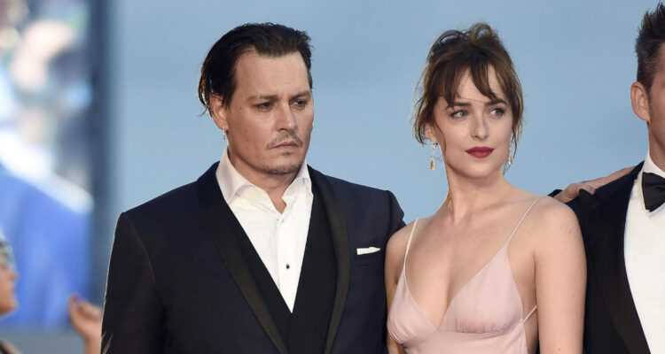 Johnny Depp y Dakota Johnson juntos en una alfombra roja.