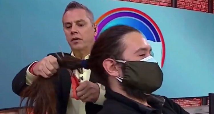 José Miguel Viñuela en el momento donde corta el cabello de José Miranda en 2020.