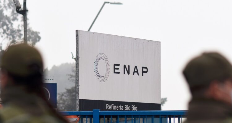 Foto contexto crudo iraní y acusación de ejecutivos de ENAP