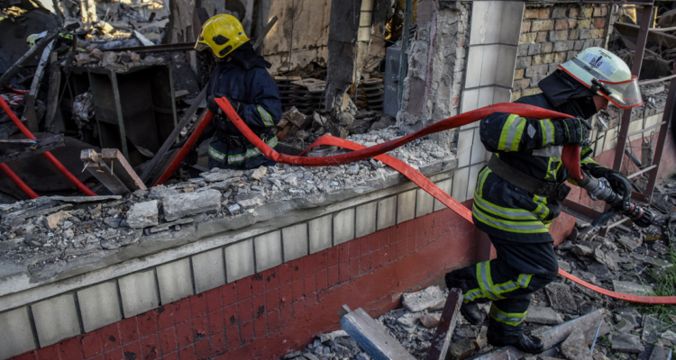 Bomberos trabajando en Kiev, Ucrania, tras nuevo ataque de Rusia