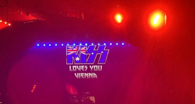 Kiss confunde bandera austriaca con la australiana en su paso por Viena