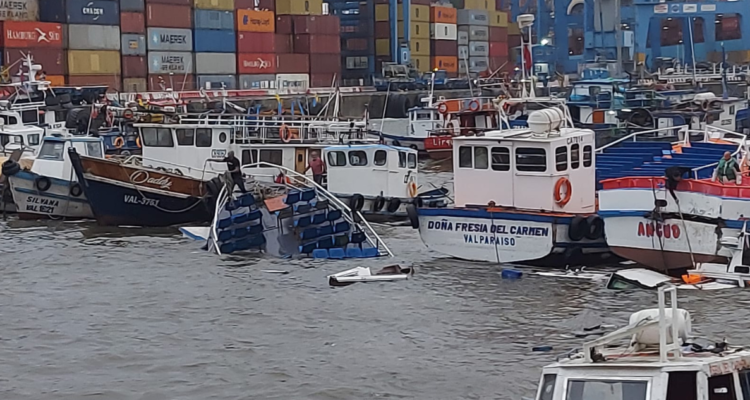 Al menos cuatro lanchas hundidas deja oleaje en Valparaíso.