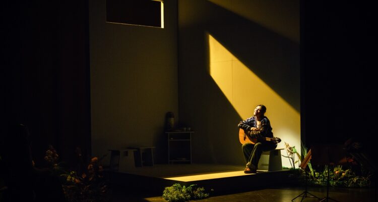 escena mujer de levitas