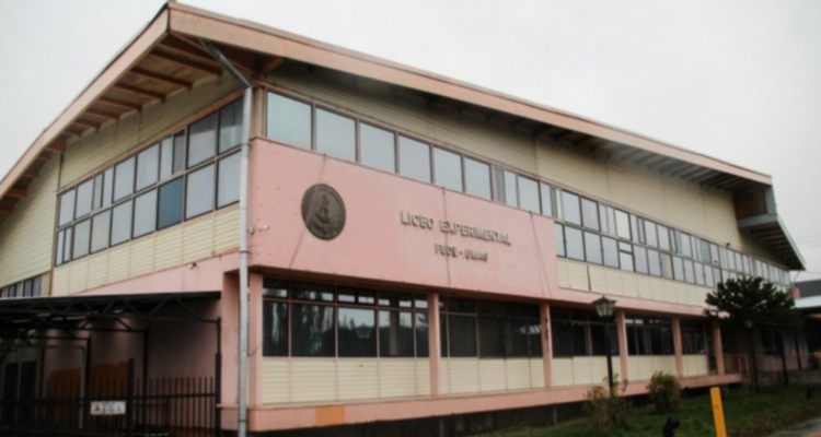“Broma” de estudiantes del liceo Experimental UMAG: Escribieron amenaza de tiroteo en pared del baño