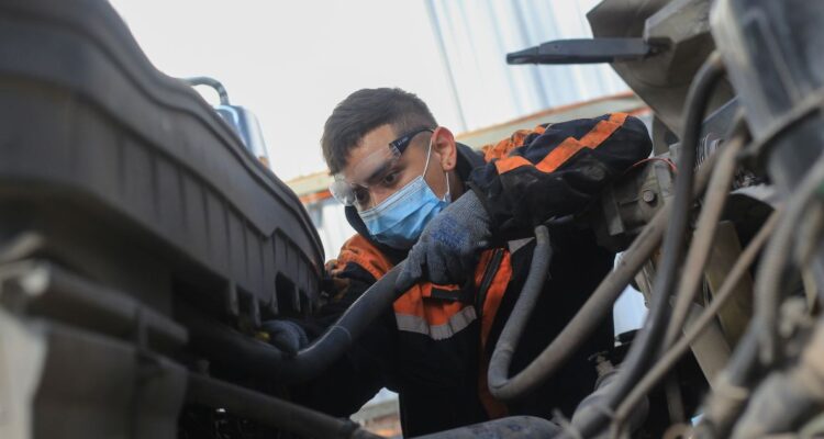 Los 5 líquidos que no debes olvidar revisar en tu vehículo