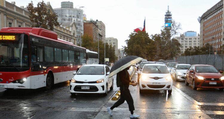 Lluvias y ráfagas de viento llegan este miércoles a Santiago: decretan Alerta Temprana Preventiva