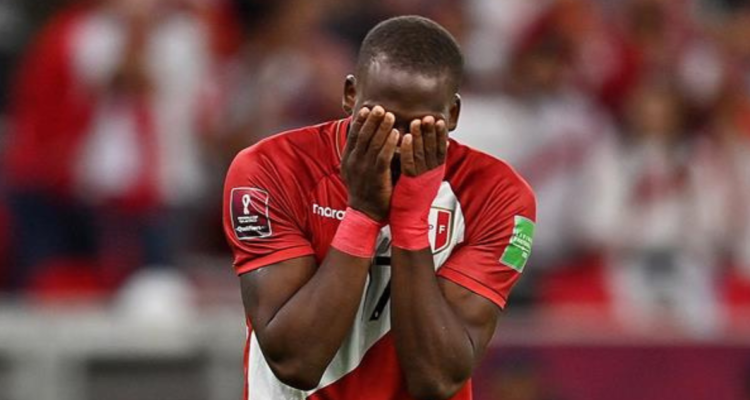 Luís Advíncula se retira de la selección peruana, tras no clasificar al mundial de Catar 2022 y perder su penal en el repechaje.