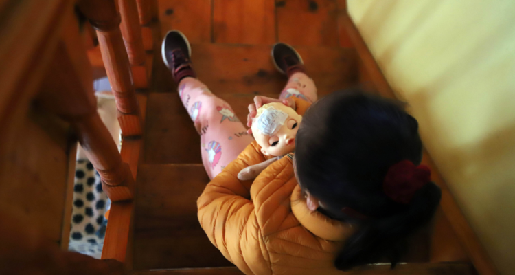 Madre consistió, colaboró y presenció las violaciones hacia su hija: pasará 12 años en cárcel