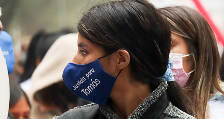 Fiscalía confirma que madre de Tomás Bravo se encuentra con protección policial.