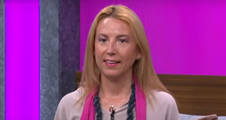 La tiktoker Mafe Walker hablando el idioma alienígena que asegura manejar.